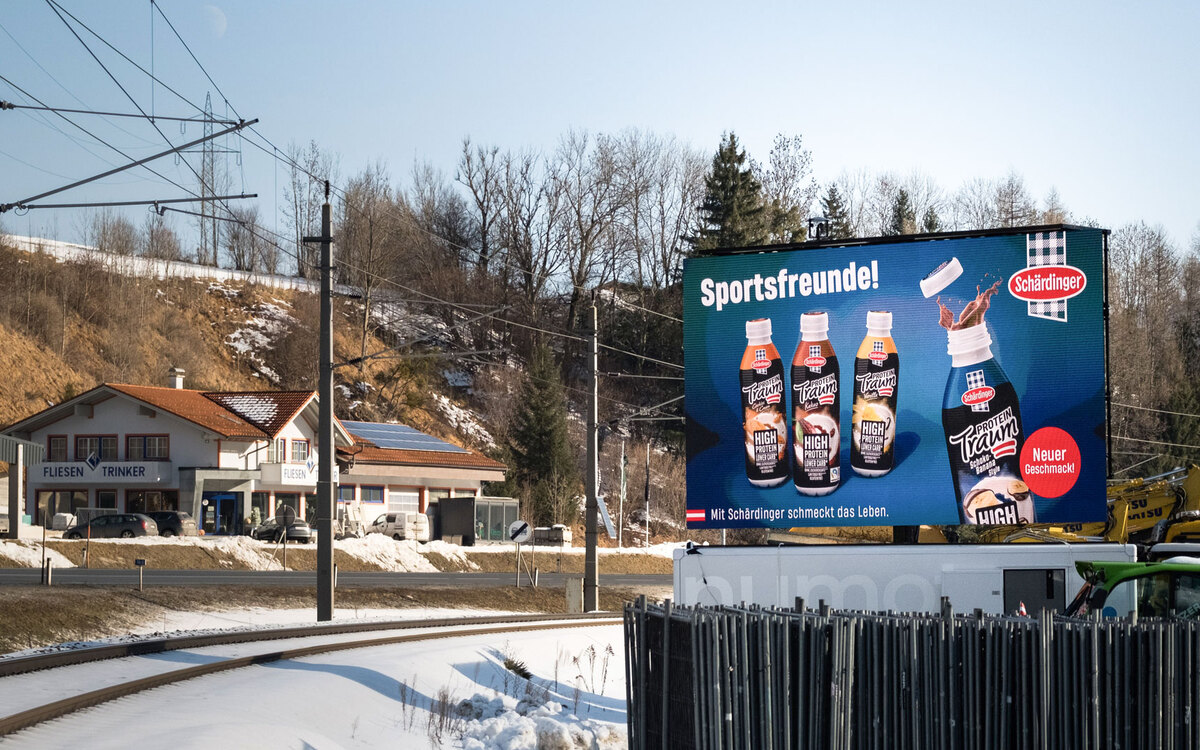 Mobile DooH-Installation beim Nightrace Schladming mit Schärdinger-Werbung (Foto: monitorwerbung)