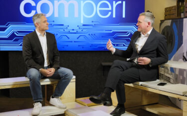 Florian Rotberg (rechts), Managing Director bei invidis, im Gespräch mit Joachim Wieczorek, Head of LED Signage bei Samsung. (Foto: invidis)