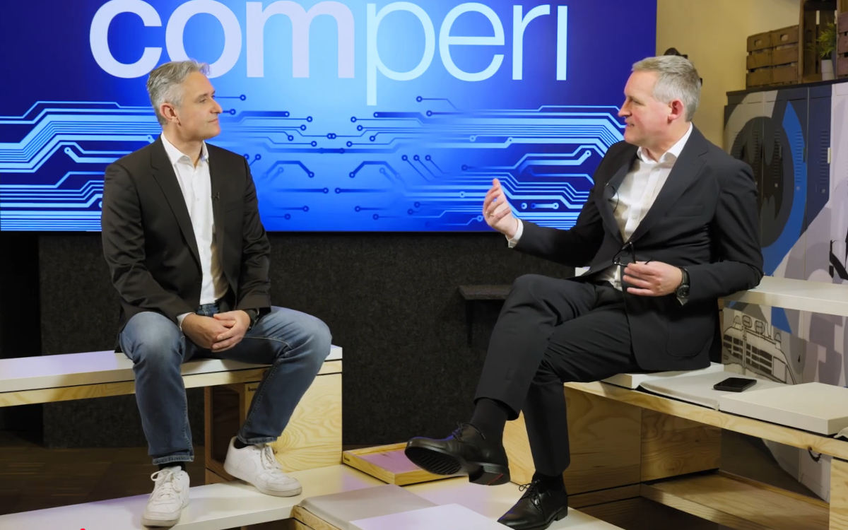 Florian Rotberg (rechts), Managing Director bei invidis, im Gespräch mit Joachim Wieczorek, Head of LED Signage bei Samsung. (Foto: invidis)