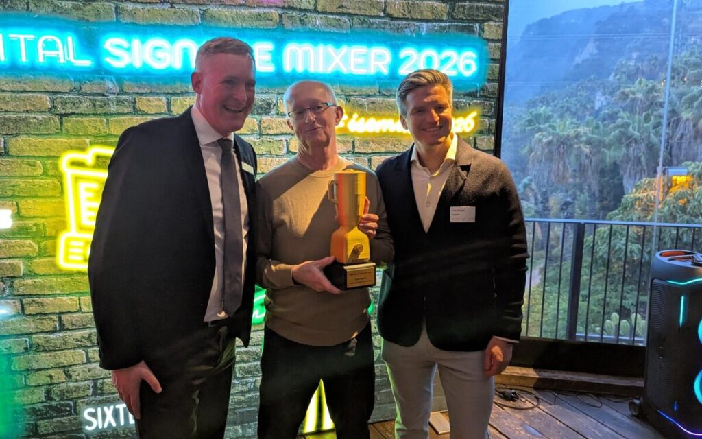 Impressionen vom Sixteen-Nine-Mixer vor der ISE 2025: von links nach rechts Florian Rotberg, Dave Haynes und Stan Richter von SignageOS (Foto: invidis)