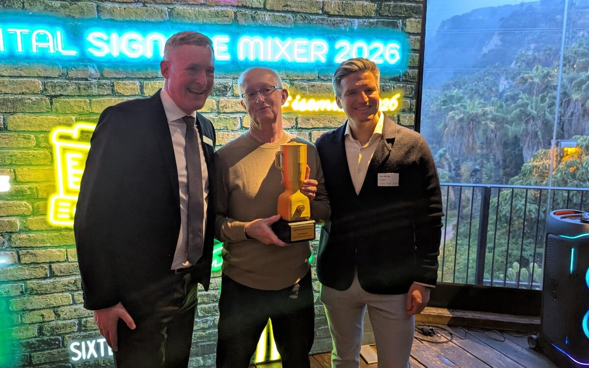 Impressionen vom Sixteen-Nine-Mixer vor der ISE 2025: von links nach rechts Florian Rotberg, Dave Haynes und Stan Richter von SignageOS (Foto: invidis)