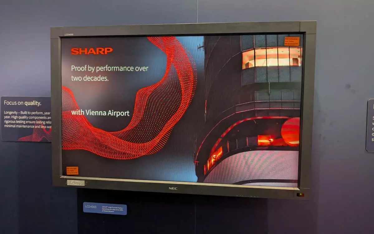 20 Jahre altes Display am Sharp-Stand auf der ISE (Foto: invidis)
