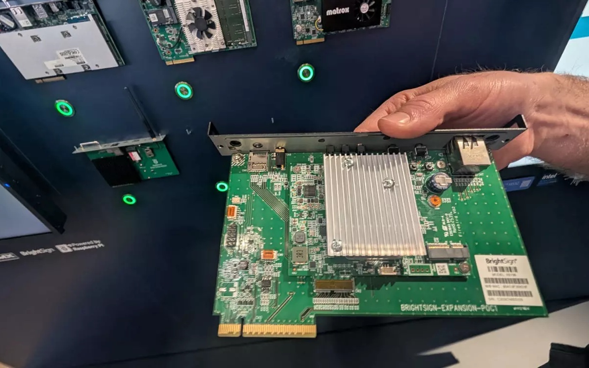 BrightSign eingebautes SDM-Modul für Sharp-Displays (Foto: invidis)