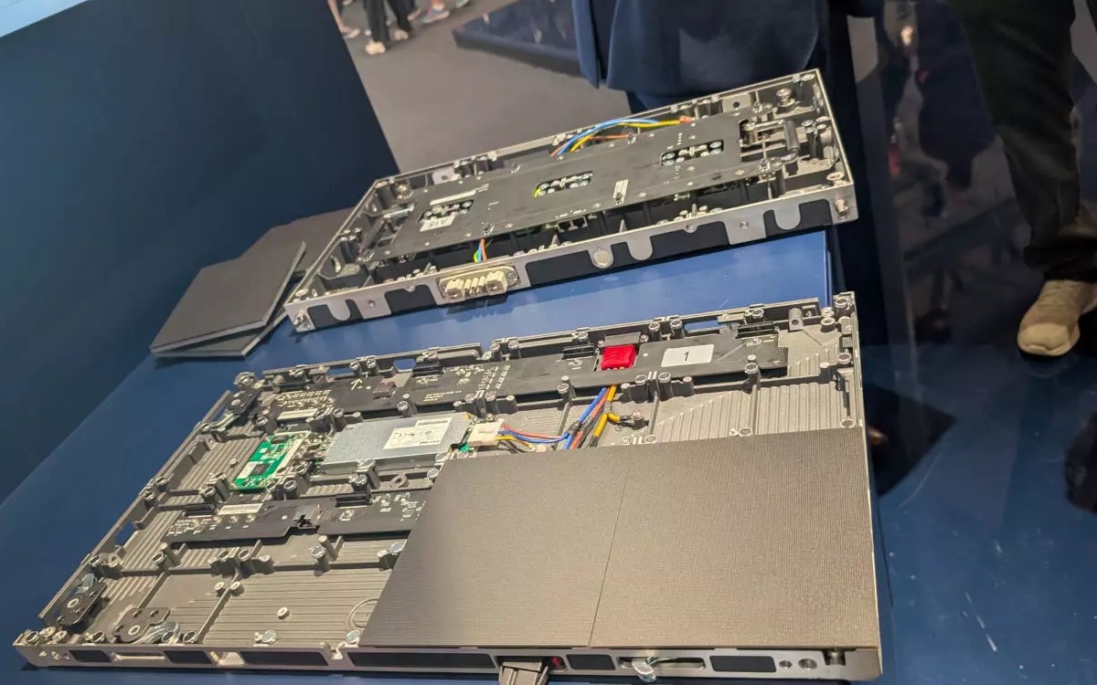 Sharps neue EC-Serie mit Modulen, die Scharniere statt Schrauben verwenden (Foto: Sharp/invidis)