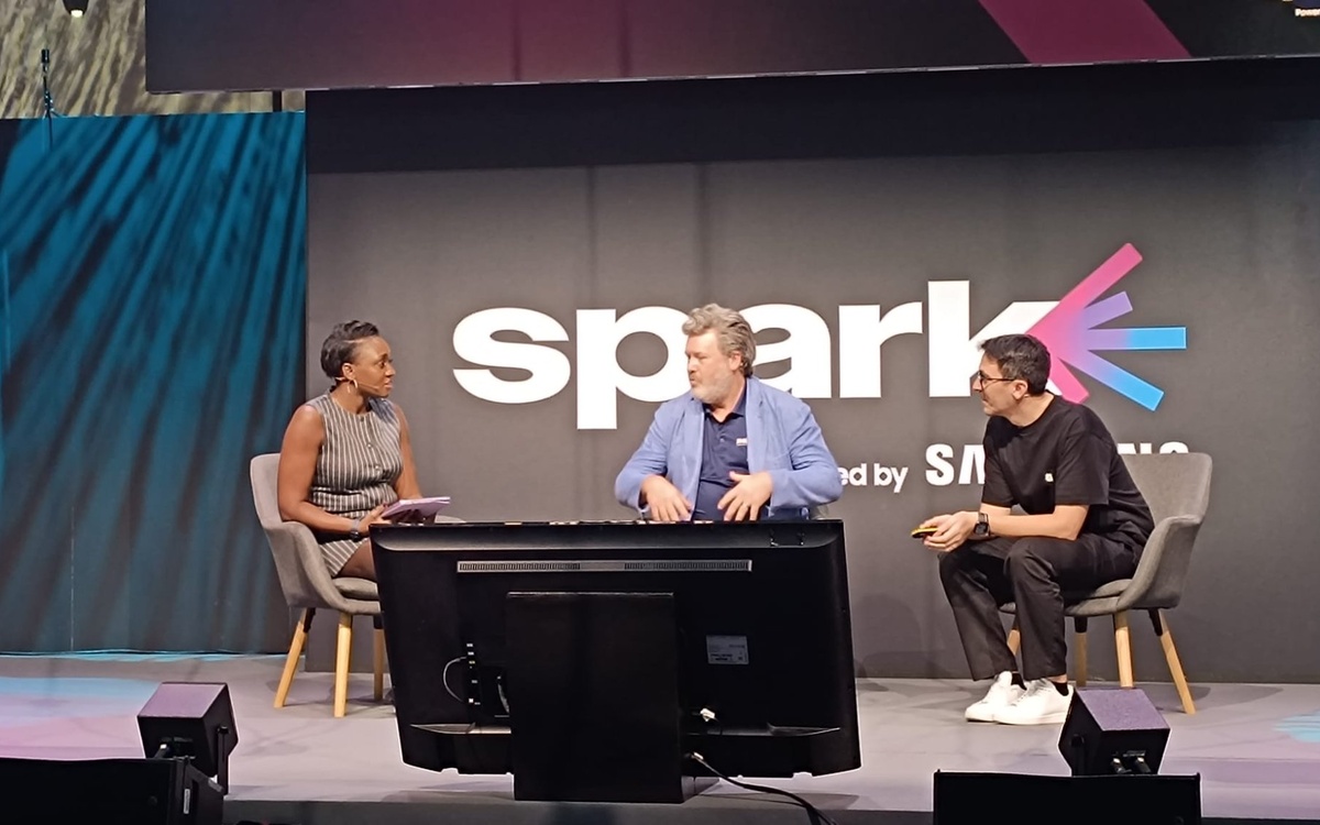 Rechts Jorge Escobar, CEO von Framemov, und in der Mitte Dan Maloney, Technical Marketing Manager von Matrox, auf der Spark (Foto: invidis)