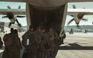 Soldaten der US Army beim Einstieg in ein Militärflugzeug (Foto: Joel Rivera-Camacho / Unsplash)