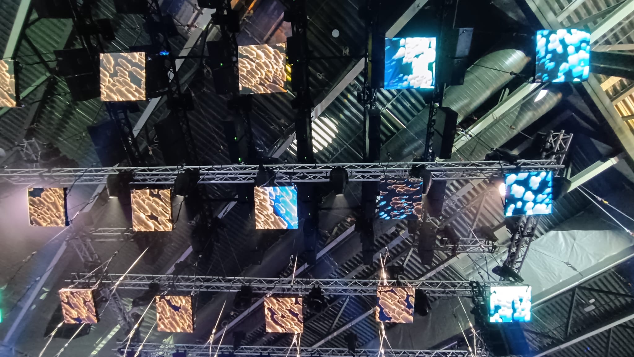 Höhenverstellbare Panel-Installation über der Pressekonferenz-Bühne bei Spark (Foto: invidis)