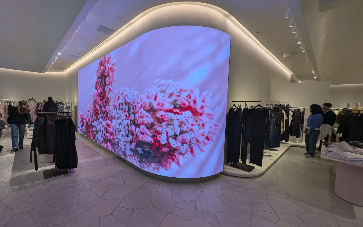 LED-Wall im Einkaufszentrum Royalmount (Foto: invidis)