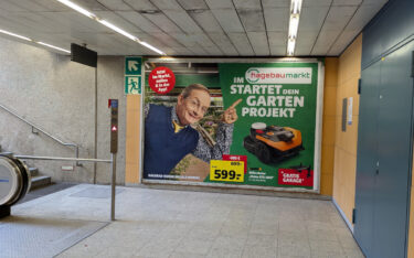 Hagebaumarkt-Plakat mit Wigald Boning (Foto: invidis)