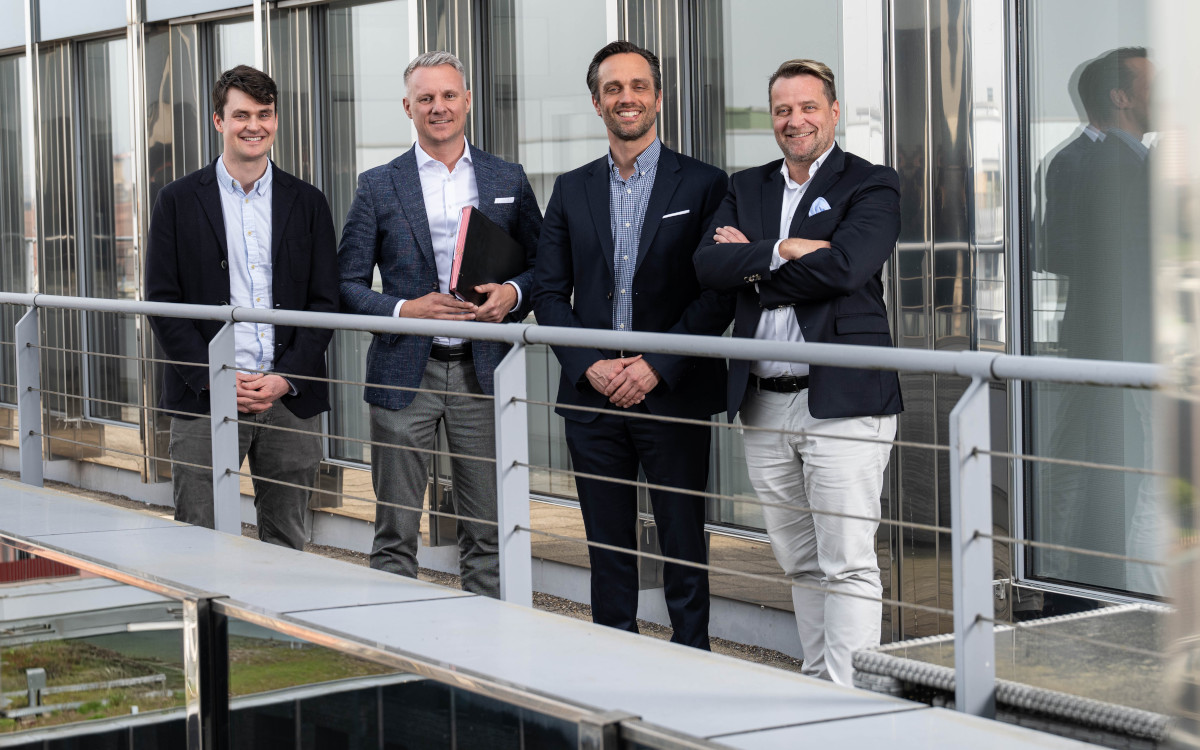 Vertreter der Retail Media Alliance (von links): Adrian Hoesch, Managing Director von Emsu; Alexander Houben, Geschäftsführer von Digooh und Inovisco; Raimund Bau, Geschäftsführer und Co-Founder von Verve Retail Media; Kay Schulz, Geschäftsführer von Viewento (Foto: Inovisco)