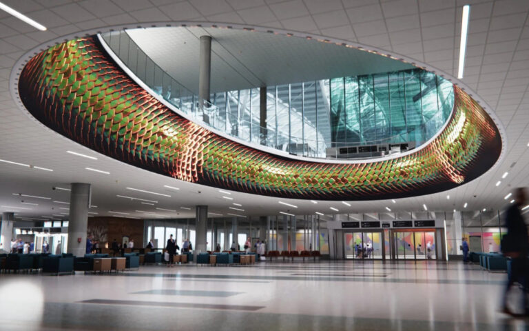 LED-Zylinder im Terminal E des Houston Airports (Foto: Nanolumens)