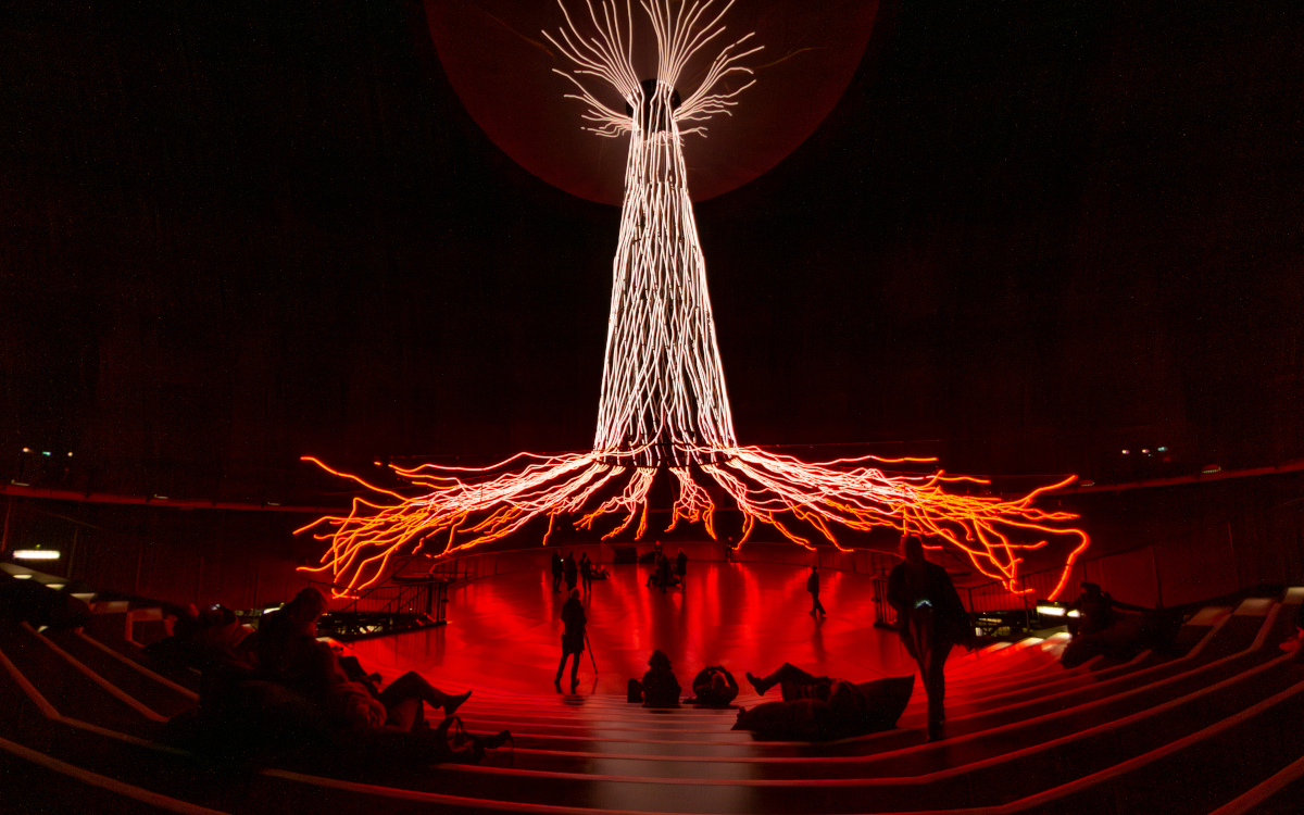 Ein mehr als 30 Meter hoher LED-Baum ist das Herzstück der neuen Ausstellung "Mythos Baum" im Gasometer Oberhausen. (Foto: Thomas Schwarz | Ars Electronica)