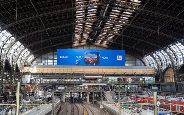 Ritter Sport und Apple Music haben eine breit angelegte DooH-Kampagne ausgerollt. (Foto: Max Hildebrandt | @maxhildebrandt)