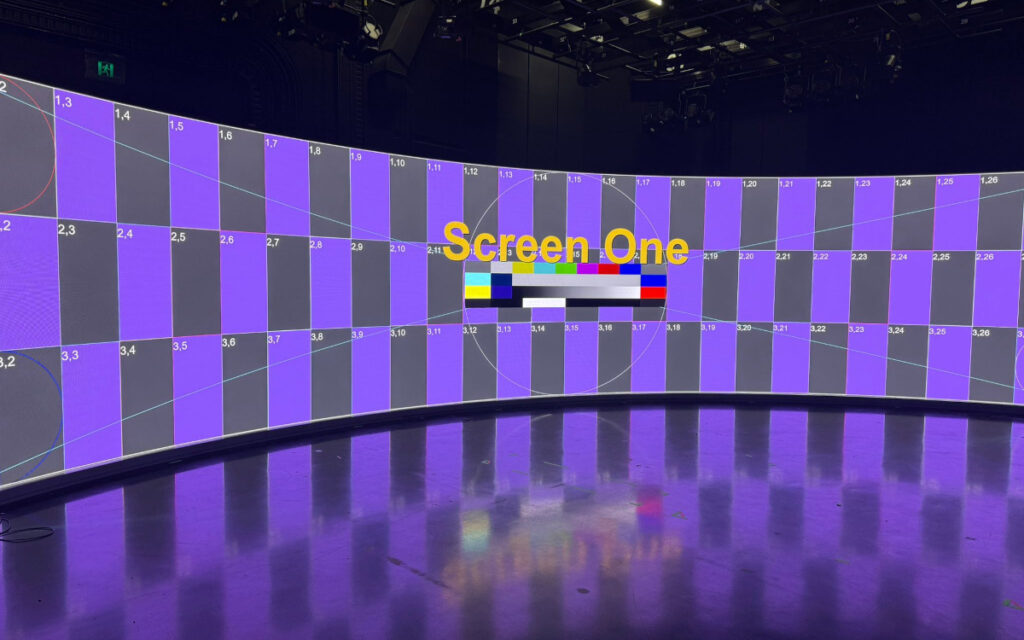 Die einzelnen Meru-Panels verbinden sich zu einem 14 x 3 Meter großen LED-Screen. (Foto: ROE Visuals)