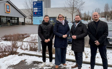 Christoph Cleesattel , Director Real Estate bei Aldi Süd, Eva Weber, Oberbürgermeisterin von Augsburg, Sebastian Pyschik, Key Account Manager Retail bei Wemolo, und Peter Nemec, Senior Customer Success Manager bei Wemolo (Foto: Wemolo)