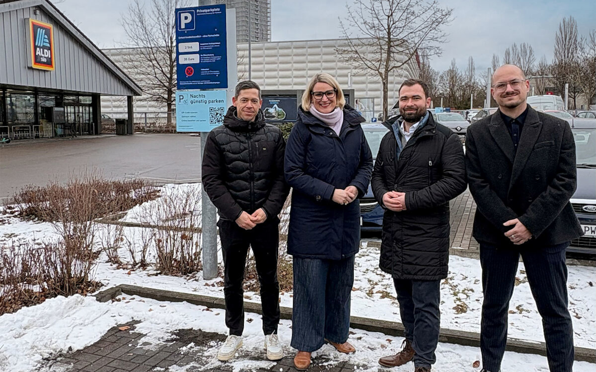 Christoph Cleesattel , Director Real Estate bei Aldi Süd, Eva Weber, Oberbürgermeisterin von Augsburg, Sebastian Pyschik, Key Account Manager Retail bei Wemolo, und Peter Nemec, Senior Customer Success Manager bei Wemolo (Foto: Wemolo)