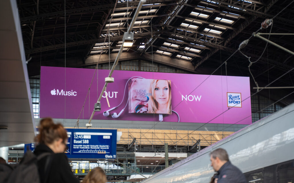 Der DooH-Rollout auf The Whale mit den verschiedenen Album-Covers. (Foto: Max Hildebrandt | @maxhildebrandt)