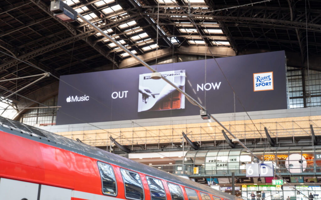 Der DooH-Rollout auf The Whale mit den verschiedenen Album-Covers. (Foto: Max Hildebrandt | @maxhildebrandt)