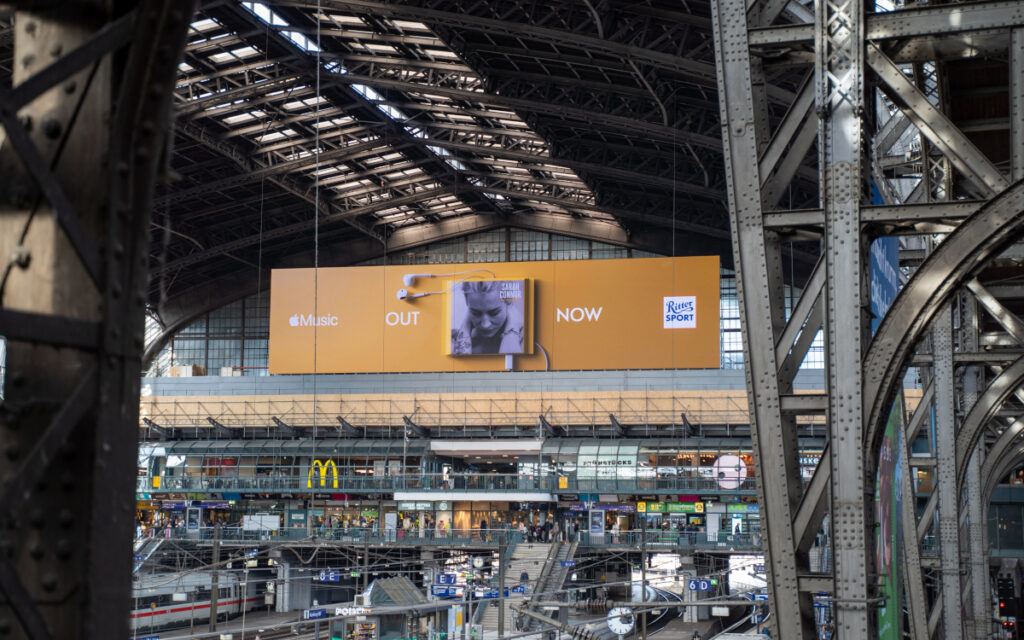 Der DooH-Rollout auf The Whale mit den verschiedenen Album-Covers. (Foto: Max Hildebrandt | @maxhildebrandt)