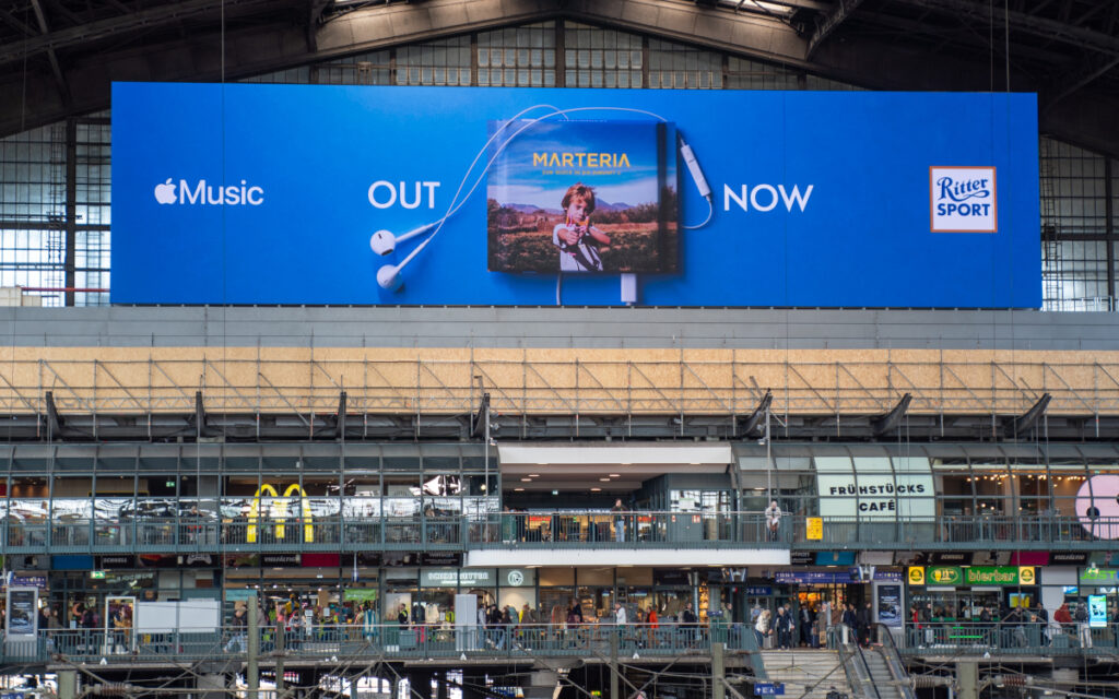 Der DooH-Rollout auf The Whale mit den verschiedenen Album-Covers. (Foto: Max Hildebrandt | @maxhildebrandt)