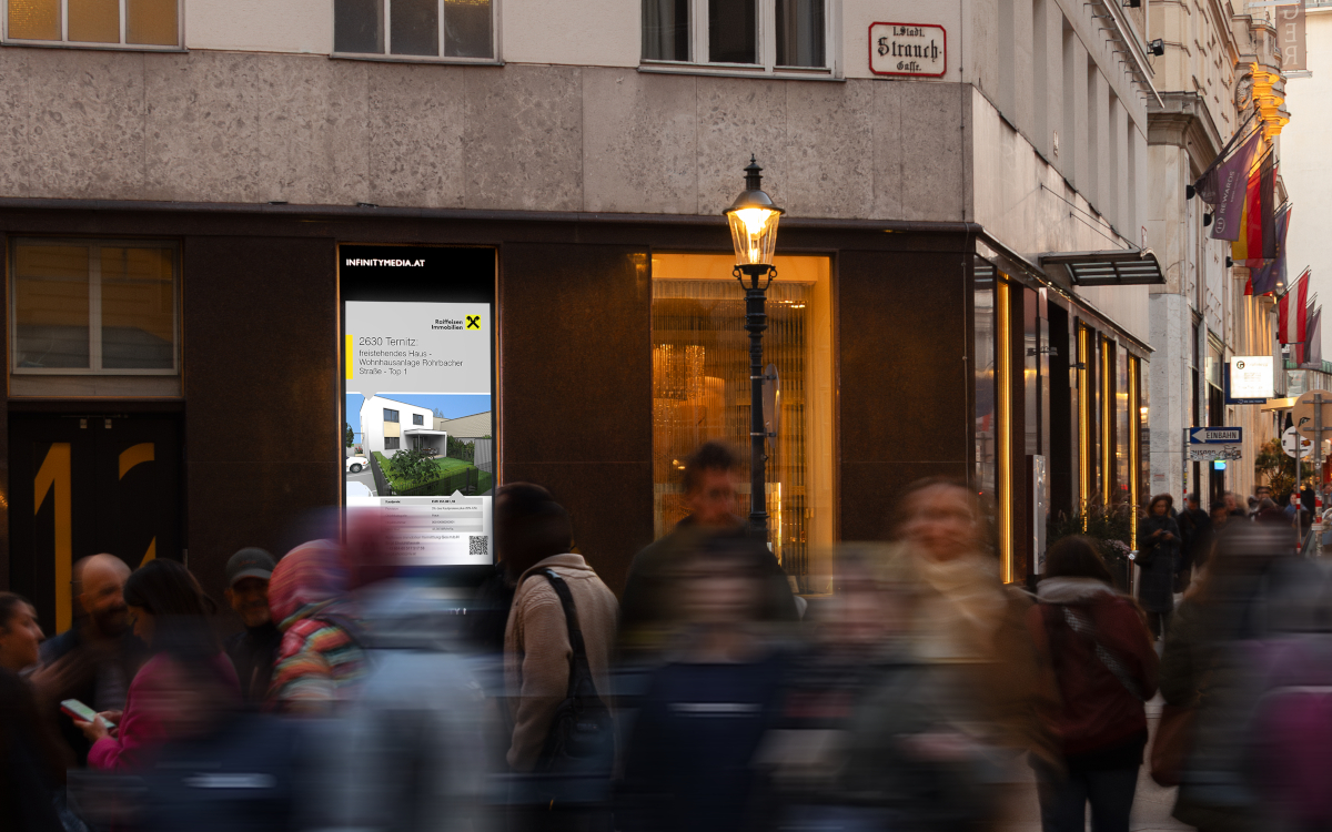 Auf Infinity-Media-Screens werden aktualisierte Inhalte von Raiffeisen Immobilien ausgespielt. (Foto: Infinity Media)