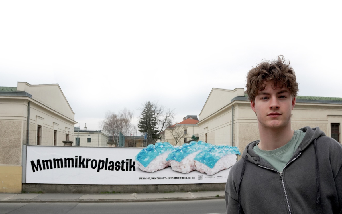 Christoph Denninger, Schüler an der Graphischen in Wien, vor seinem Siegerplakat (Foto: Gerhard Wasserbauer)