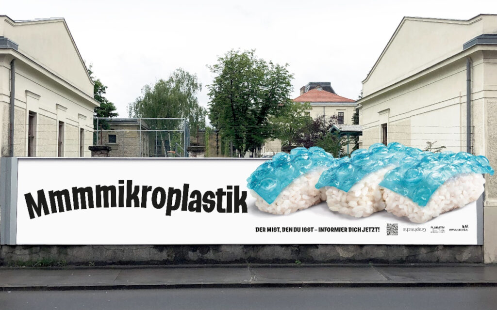 Das Plakat zeigt mit Plastik belegte Sushi-Stücke. (Foto: Gerhard Wasserbauer)