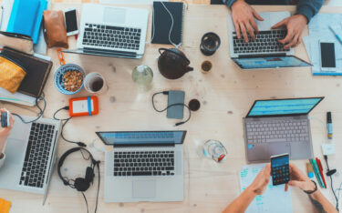 Eine neue Studie zeigt die wachsende Rolle von Agentic AI im Marketing. (Foto: Marvin Meyer / Unsplash)