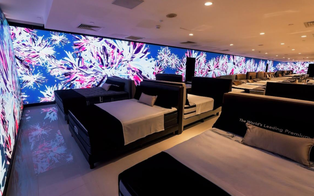 LEDs mit 60 Meter Länge in U-Form umschließen das Sleeplab im Metro Paragon in Singapur. (Foto: Samsung)