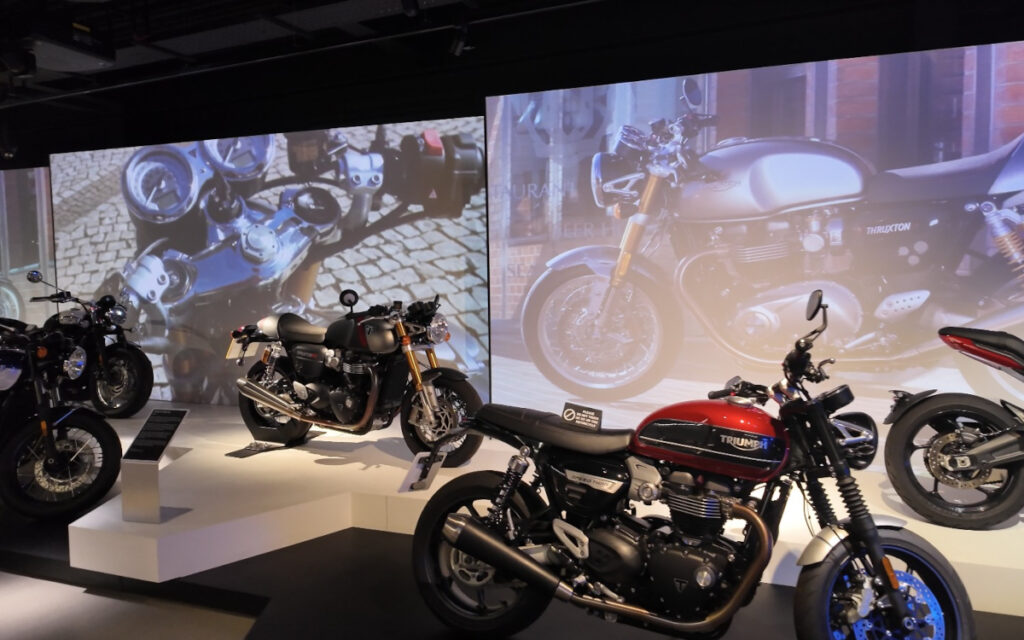 Haptische Exponate werden im Triumph-Museum mit digitalen Inhalten unterstützt. (Foto: NowSignage)