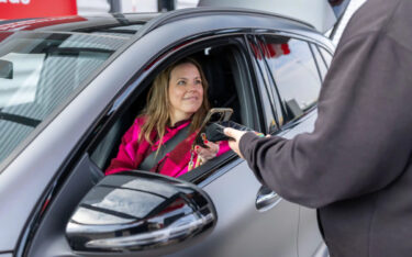 Rewe bietet mit Drive & Go ein Abholservice bis in den Kofferraum an. (Foto: REWE)