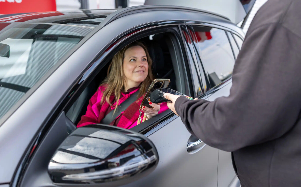 Rewe bietet mit Drive & Go ein Abholservice bis in den Kofferraum an. (Foto: REWE)