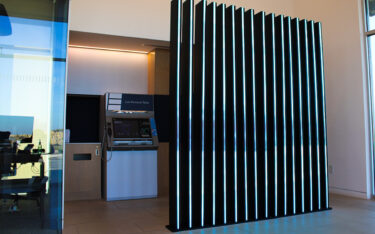 SNA Displays hat in zwei Filialen von EECU LED-Verticals als Lichtquelle und Sichtschutz installiert. (Foto: SNA Displays)