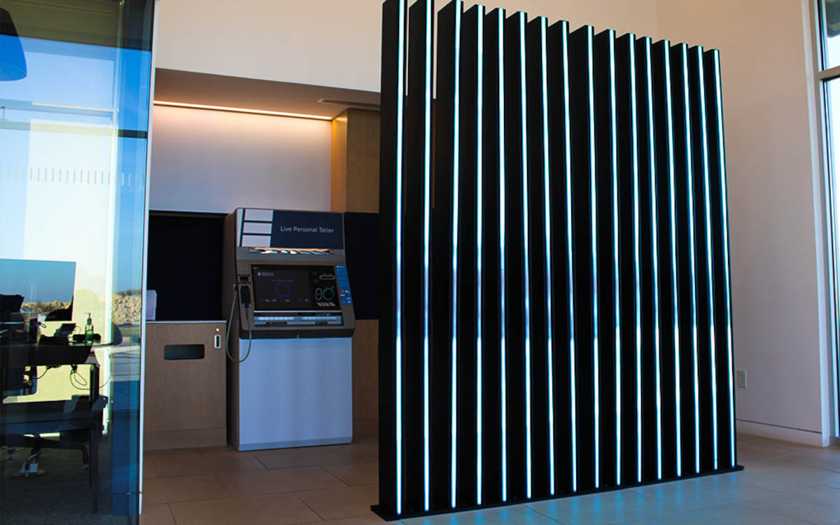 SNA Displays hat in zwei Filialen von EECU LED-Verticals als Lichtquelle und Sichtschutz installiert. (Foto: SNA Displays)