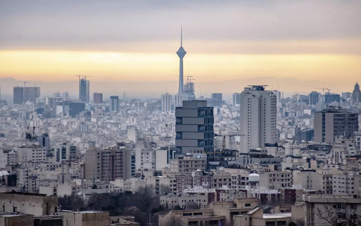 Blick über Teheran (Foto: Hosein Charbaghi / Unsplash)