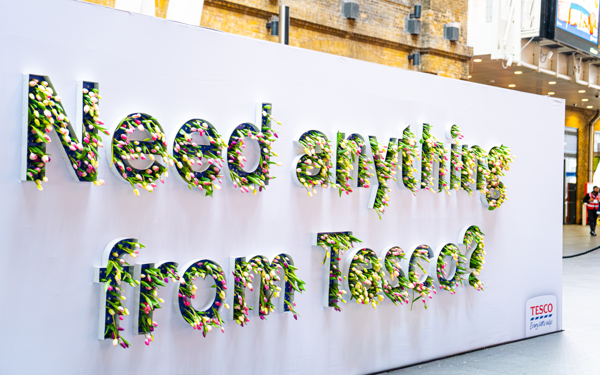Zum britischen Muttertag aktivierte Tesco ein interaktives OoH-Billboard mit 5.000 Tulpen als Muttertagsgeschenke. (Foto: Tesco)