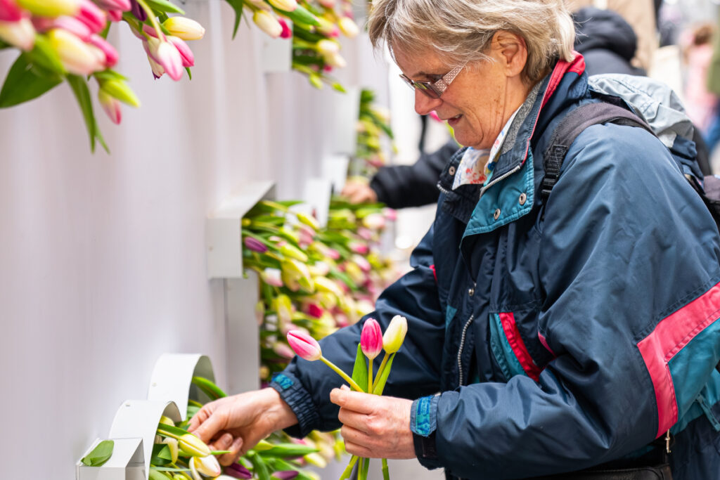 Die Tesco-Muttertags-Aktion mit 5.000 Tulpen am Bahnhof Kings Cross. (Foto: Tesco)
