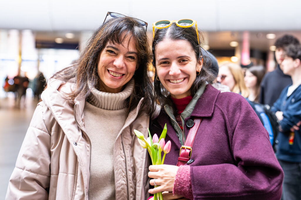 Die Tesco-Muttertags-Aktion mit 5.000 Tulpen am Bahnhof Kings Cross. (Foto: Tesco)