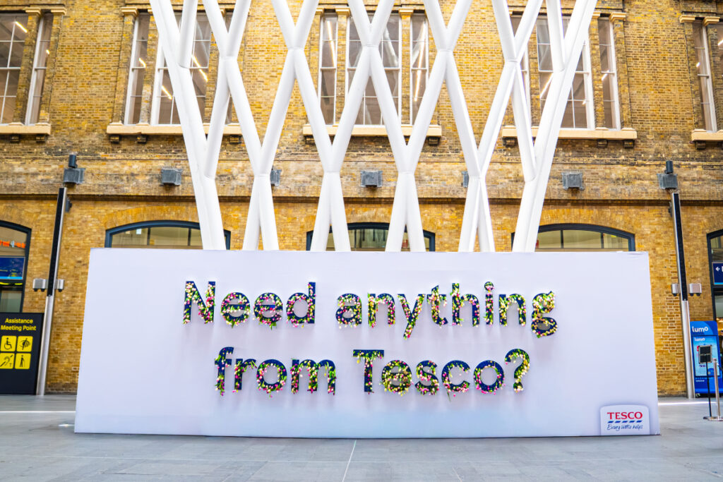 Die Tesco-Muttertags-Aktion mit 5.000 Tulpen am Bahnhof Kings Cross. (Foto: Tesco)