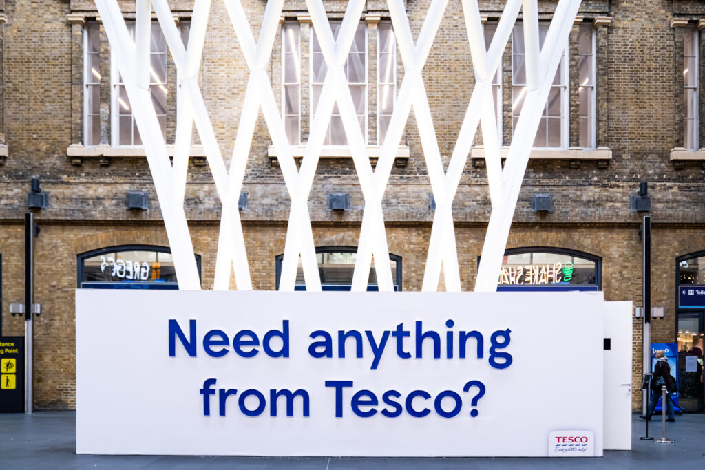 Die Tesco-Muttertags-Aktion mit 5.000 Tulpen am Bahnhof Kings Cross. (Foto: Tesco)