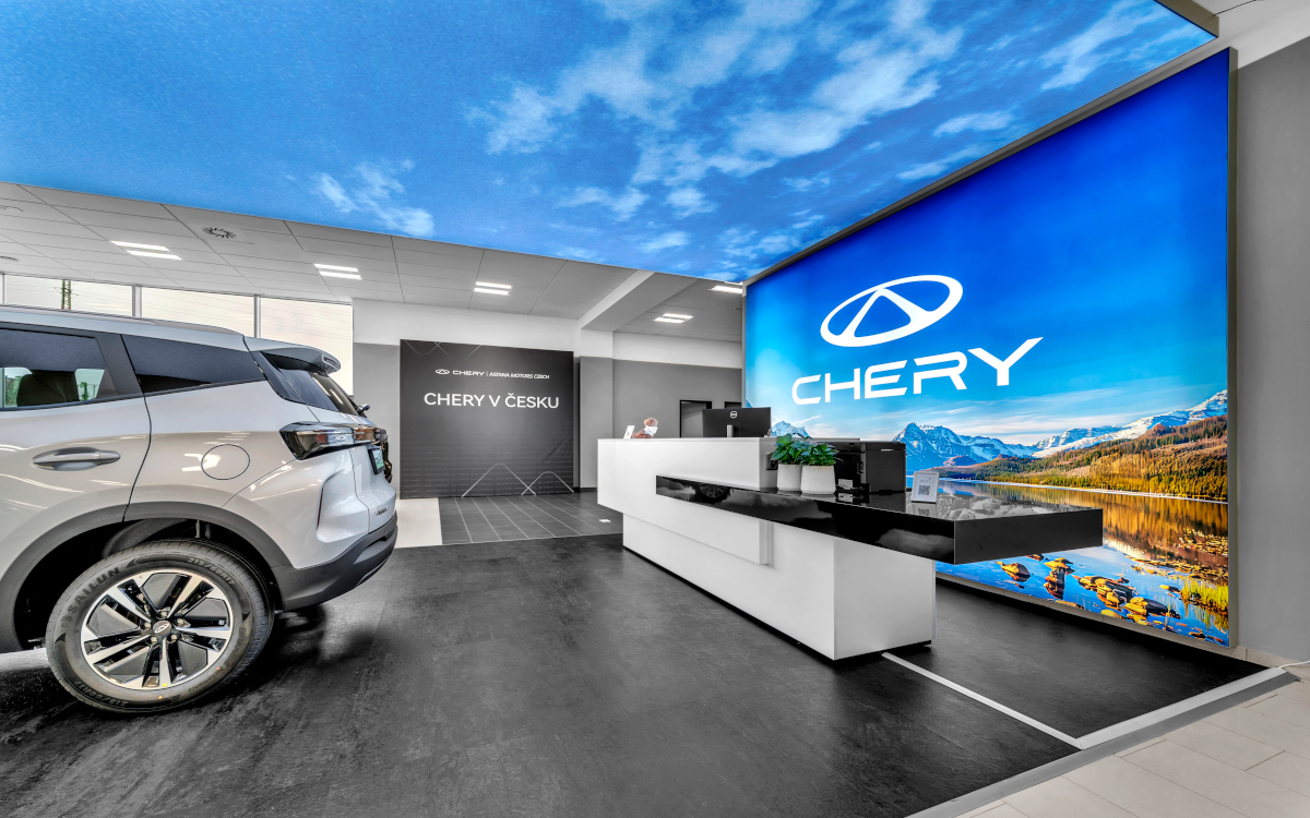 Ein "digitaler Himmel" beleuchtet die Chery-Fahrzeuge in den neuen Showrooms. (Foto: Umdasch)