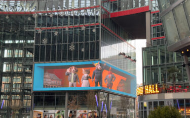 Die AI-Stadtmusikanten auf dem Iconic-Screen am Potsdamer Platz. (Foto: WFB)