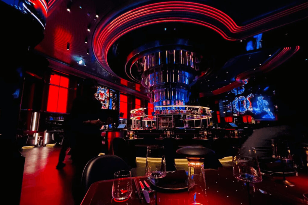 Das Restaurant Woohoo in Dubai nutzt die Software SP Grid, um alle Audio‑, Video‑ und Lichteffekte zentral zu steuern. (Foto: Vivid Studio)