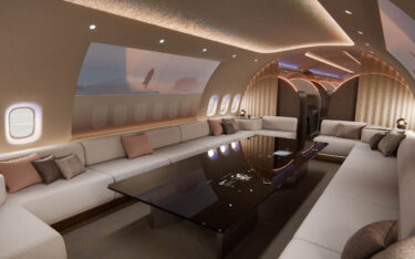 Die Lounge im „The Bow“ mit geschwungenem Display und Tisch mit integriertem Touchscreen (Foto: Designworks)