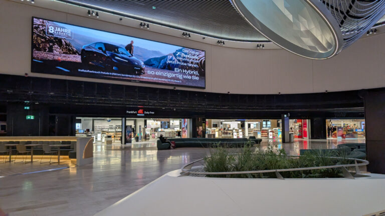 DooH-Screen am neuen Terminal 3 am Flughafen Frankfurt (Foto: invidis)