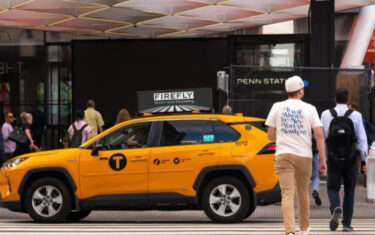 Taxi-DooH-Fläche von Firefly (Foto: Firefly)