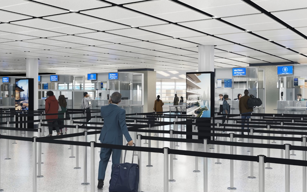 Vorläufiges Mock-up der neuen DooH-Stelen bei den Kontrollen (Bild: Flughafen München)