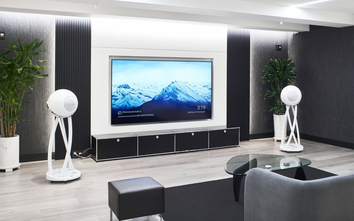 Cabasse-Lautsprecher mit TV-Setup (Foto: Loewe/Cabasse)