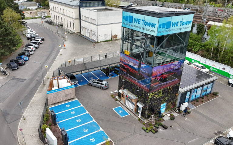Toyota-Kampagne auf dem We-Tower (Foto: Rechargy)