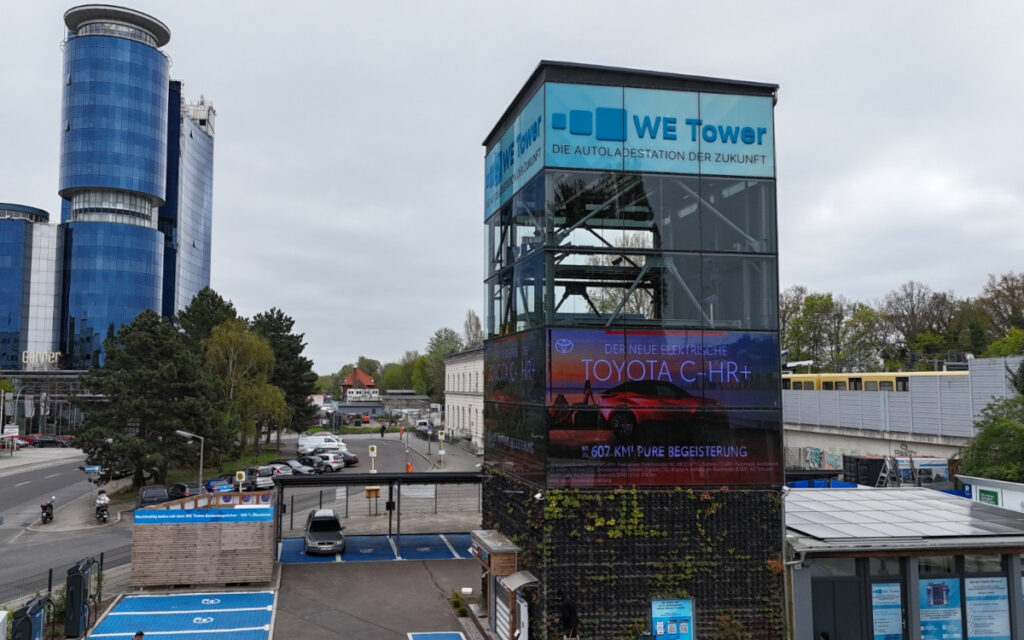 Toyota-Kampagne auf dem We-Tower (Foto: Rechargy)